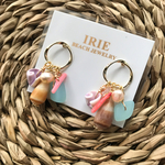 天然シェルととカラフルパーツのフープポストピアス
