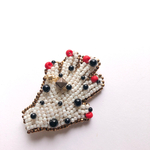 お手手ビーズ刺繍ブローチ