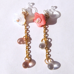 お花のアシンメトリーイヤリング【白×ピンク】(ノンホールピアス)