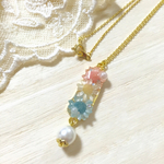 パステルフラワーとパールのネックレス