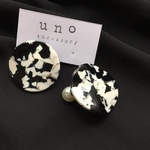 モノトーン柄ピアス×パールキャッチ