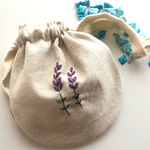 まんまる巾着ポーチ　可愛いポーチ　化粧ポーチ　巾着　小物入れ　刺繍　ラベンダー　ハーブ