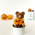 【ハロウィン】かぼちゃを抱えたクマさんのあみぐるみ