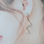 シルバーのひねりピアス