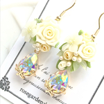 薔薇ブーケとキラキラデザインしずくチャームのフックピアス