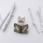読書をする猫の刺繍ブローチ