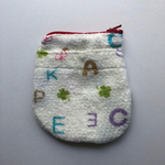 手のひらポーチ（タオル布地、クマ＆英語）