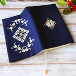 【新作❣️】ハーダンガー刺繍のブックカバーネイビー②（文庫本）