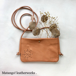 ◆音楽好きの為の◆ 秋冬　モバイルバッグ　本革　スマホポシェット上質　鹿革　シンプル　スピーカーモチーフ　真鍮　ギボシ　コンパクト　軽量　ラジオ　モバイルポシェット　モバイルポーチ　ポシェット