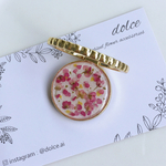押し花を散りばめたスマホリング