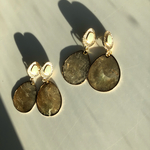 くすみグリーン×シェルプレートピアス