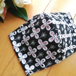 【新作❤️】秋におすすめ　レースマスク　綿ローン　お花　黒(裏ピンク)　秋用マスク　刺繍　刺繍マスク　レース　マスク　おしゃれマスク　綿ローンマスク　かわいいマスク　秋マスク　マスク　秋