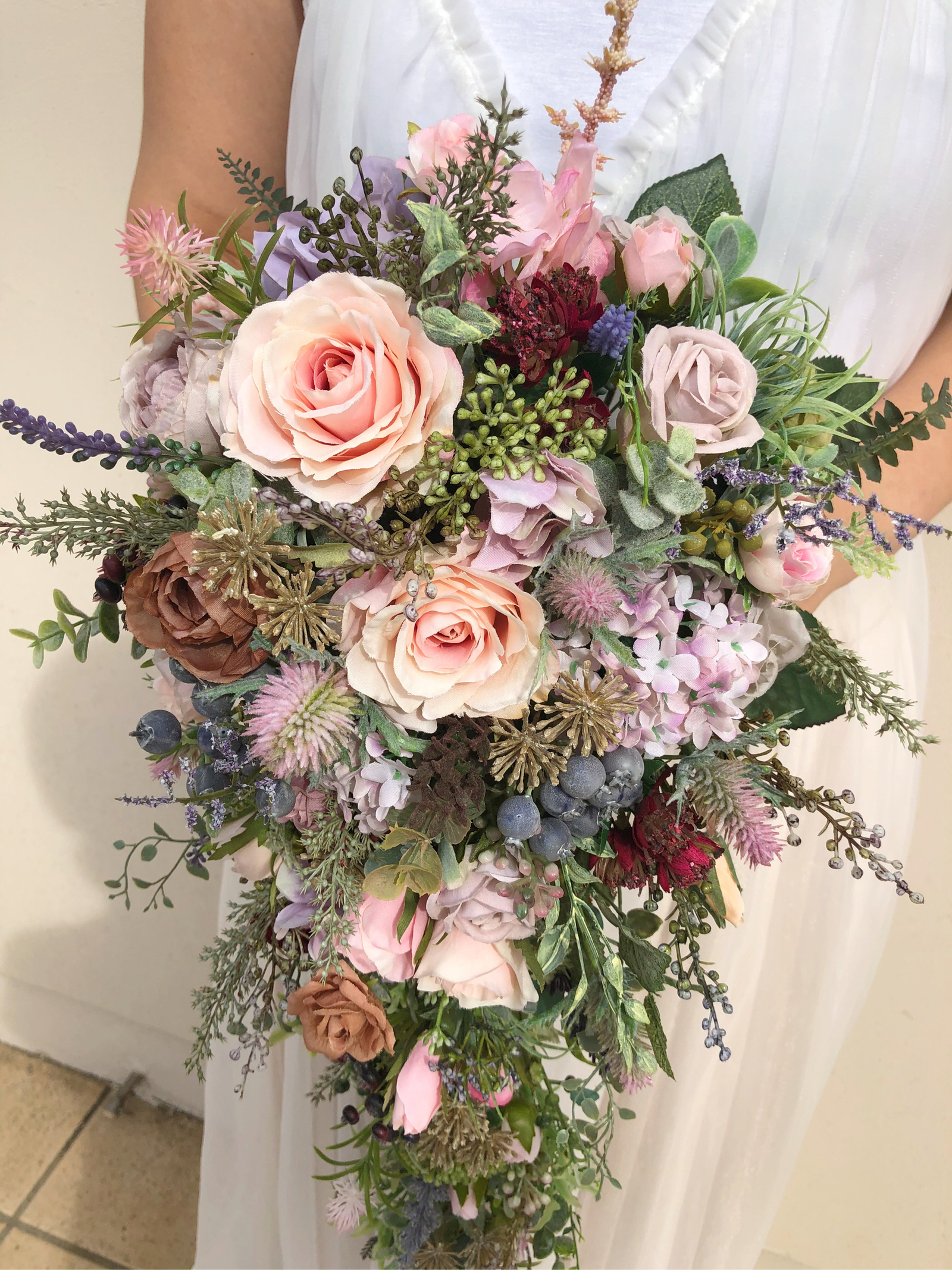 個性的なナチュラルキャスケードブーケ〈ブートニア付き〉 - ERIKA