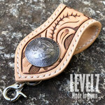 ベルトループ/キーホルダー 総手縫い フラワーカービング トスカーナ地方でなめされた生成りのヌメ革、イタリアンレザー使用　コンチョ付き 