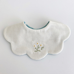 白いお花の刺繍スタイ