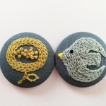 小鳥とお花の刺繍のくるみボタン