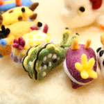 羊毛フェルトのウミウシケータイクリーナー