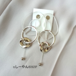 シルバーチェーンとシルバーボールのアクリルチェーンピアス