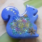 ◇376　冬空に咲く花　❅青いリスのブローチ❧