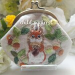 手刺繍がま口　こりす🐿️とドングリ