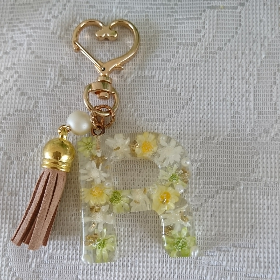 【名前入り】イニシャル レジン キーホルダー 人気のタッセル付き❤️ 【名前入り】イニシャル レジン キーホルダー 人気のタッセル付き❤️