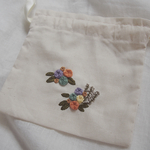 花の刺繍巾着ポーチ