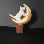 月に乗る猫