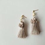 大ぶり*つやつや タッセル くすみ グレー アレルギー対応 ピアス サージカルステンレス