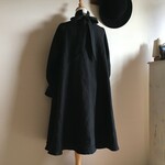 タンブラーウォッシュ加工リネン黒で作ったハイネックリボンフレアワンピース