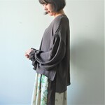 秋色のとろみのあるブラウス