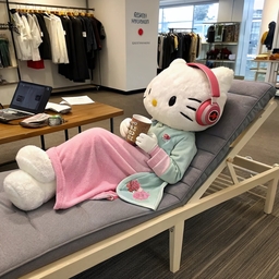 服を売る美少女