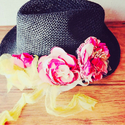 numiukarinガラスとコサージュ